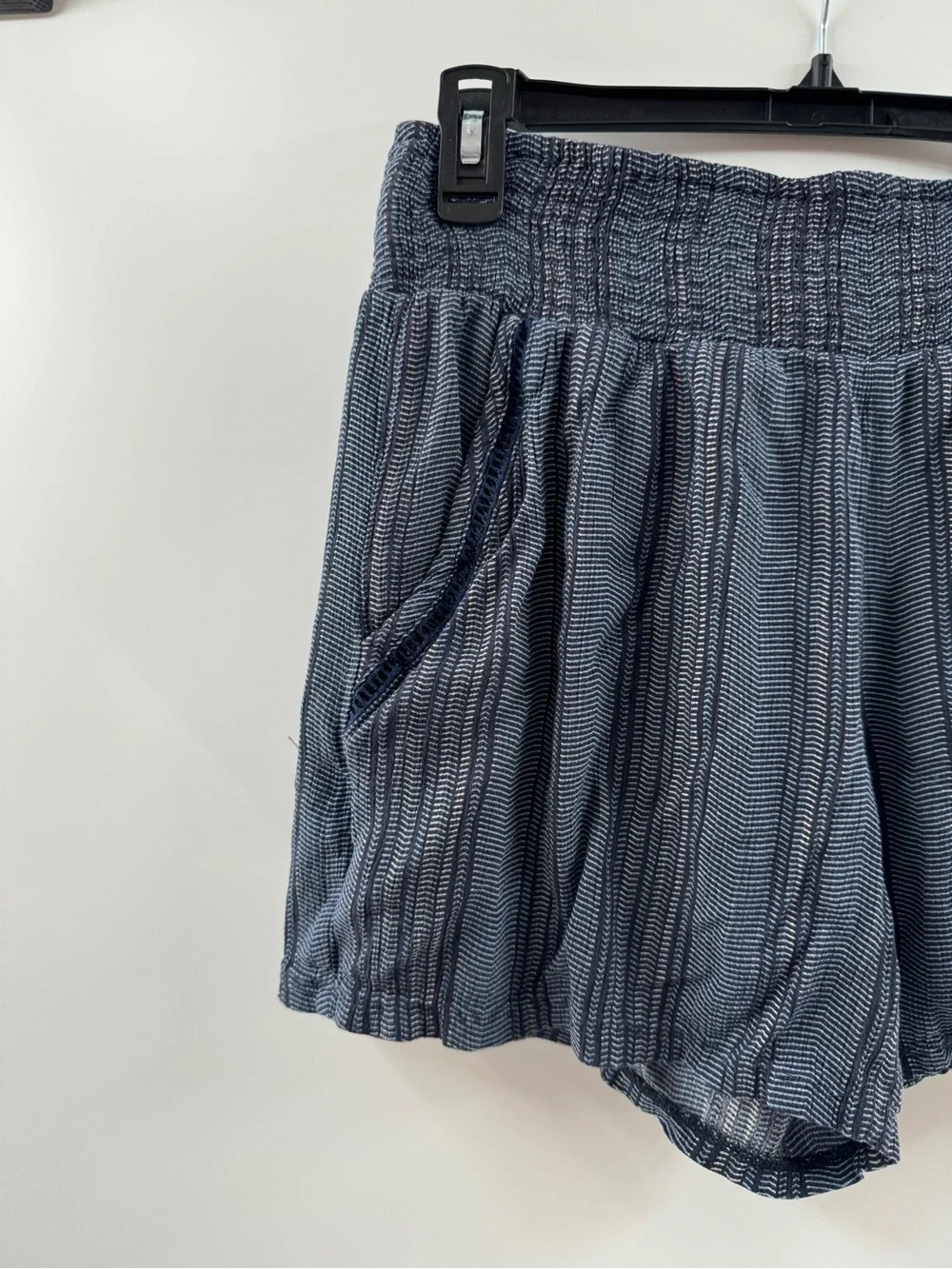 Three Dots Navy Blue Shorts with Pockets – Women’s Medium